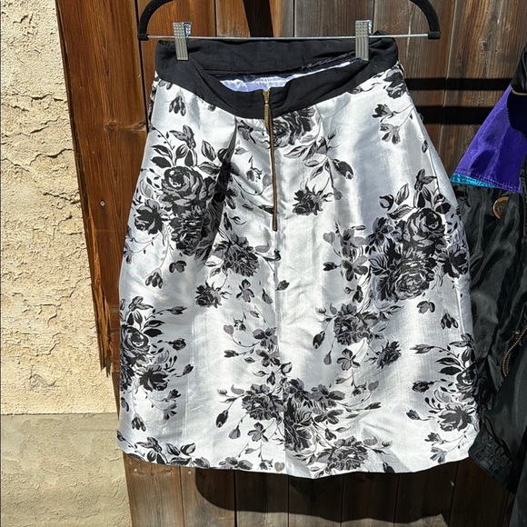 Chic Black and White Floral Midi Skirt - Picture 1 of 5